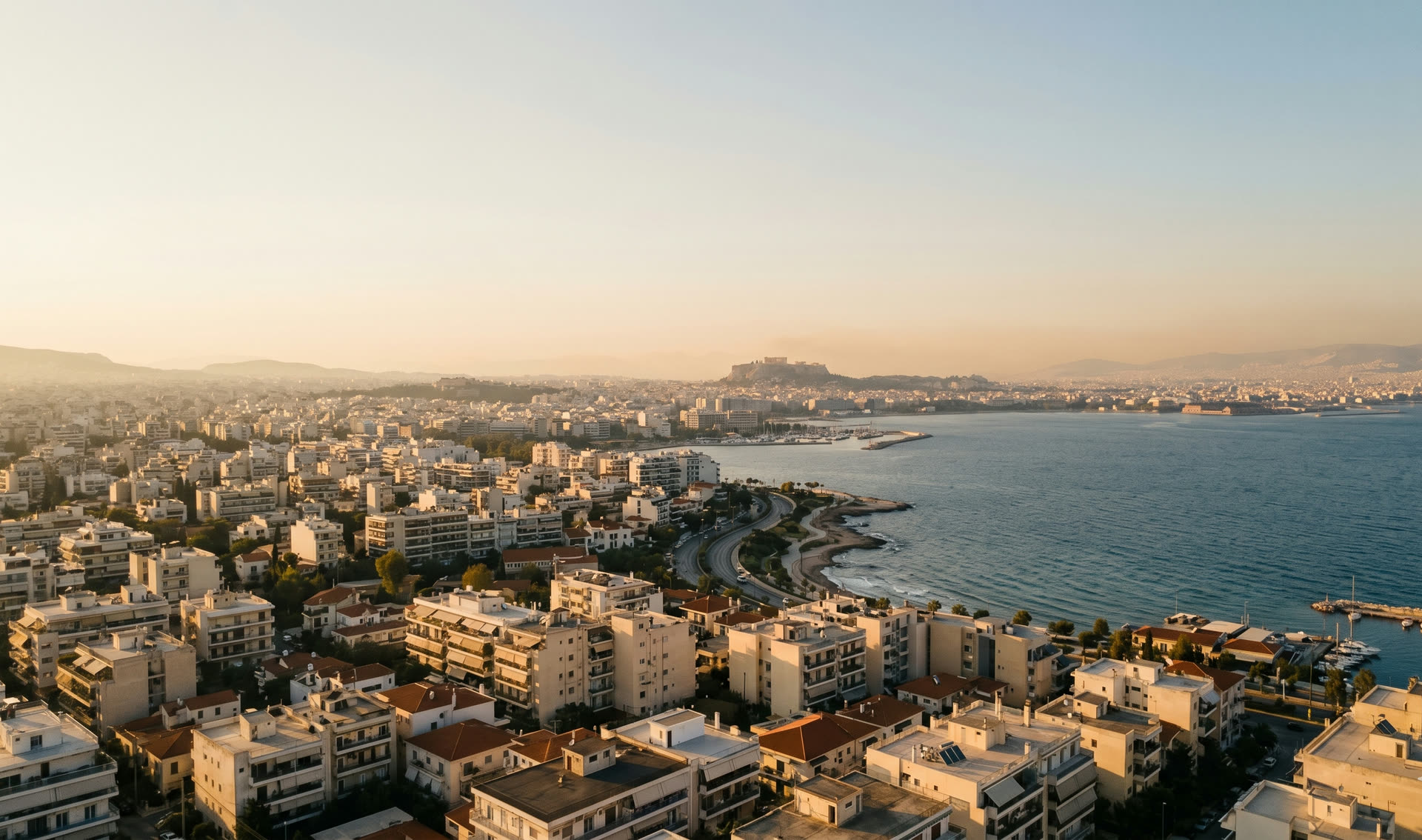 Πανοραμική θέα Παλαιού Φαλήρου & Αττικής στο χρυσό φως του ηλιοβασιλέματος