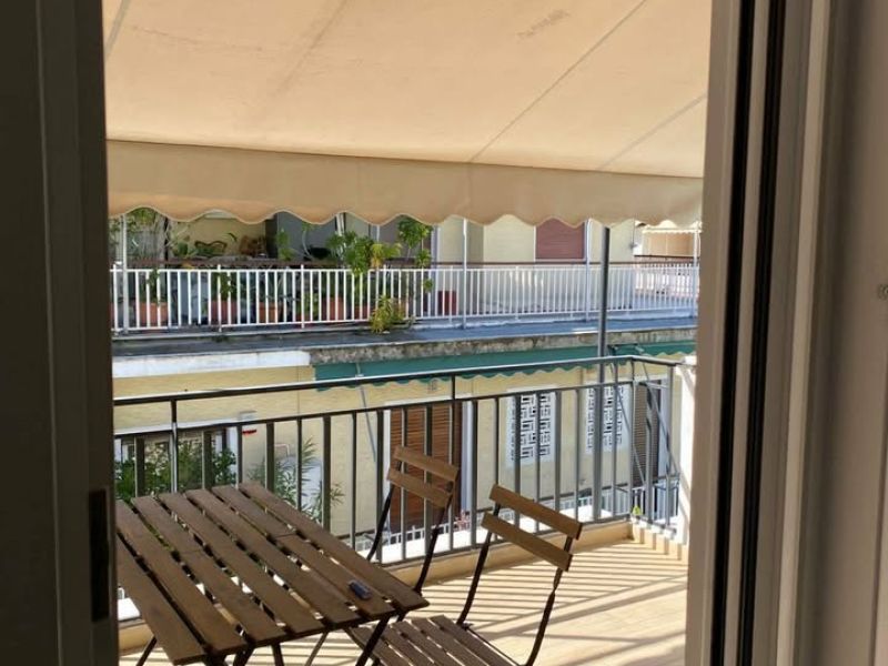 Μπαλκόνι με τέντα και θέα στον Λυκαβηττό