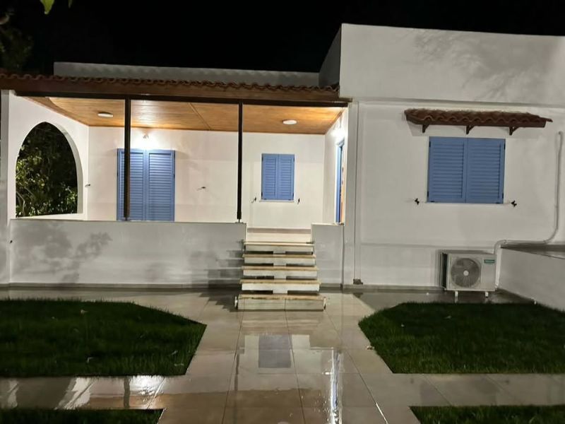 Βεράντα εισόδου με φωτισμό το βράδυ